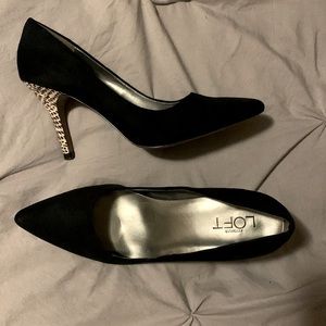 Black pointed toe high heels with snake print heel